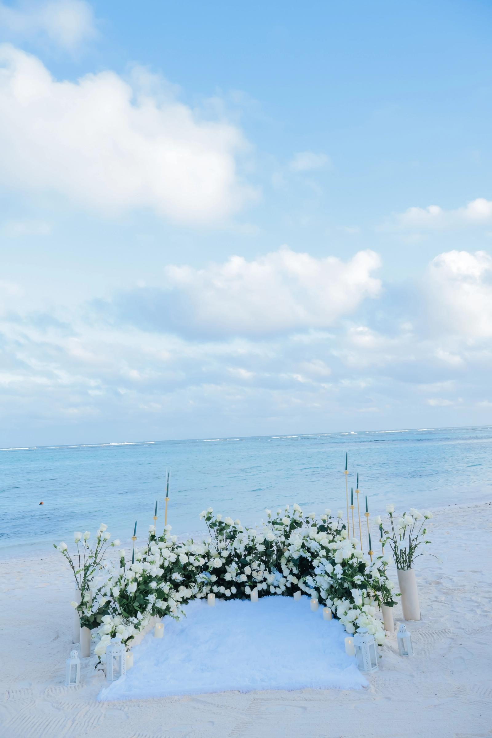 White Serenity: detalhe da montagem 7 em uma praia privativa de Uvero Alto, Punta Cana. White Serenity: detalhe da montagem 7 em uma praia privativa de Uvero Alto, Punta Cana.