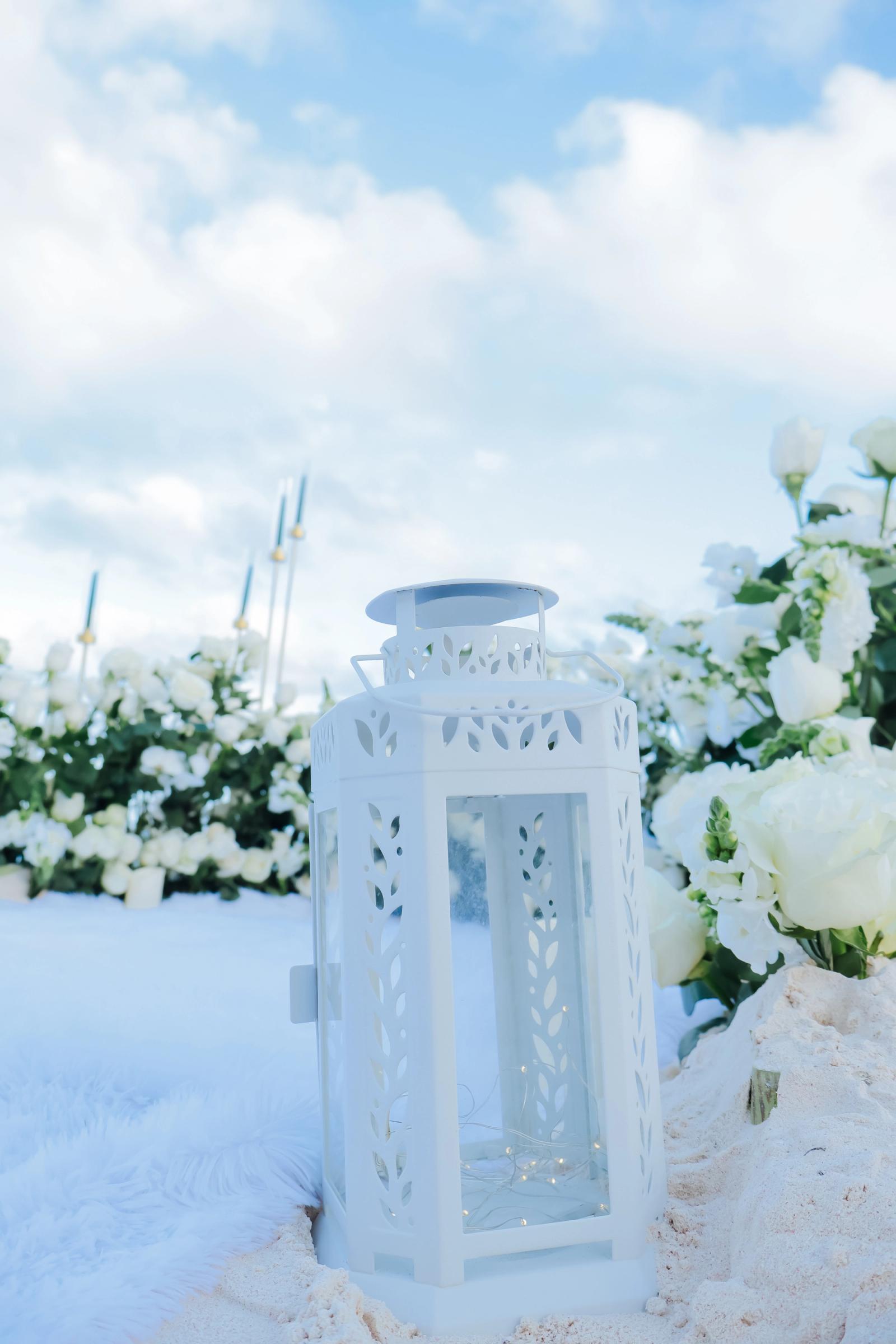 White Serenity: detalhe da montagem 4 em uma praia privativa de Uvero Alto, Punta Cana. White Serenity: detalhe da montagem 4 em uma praia privativa de Uvero Alto, Punta Cana.
