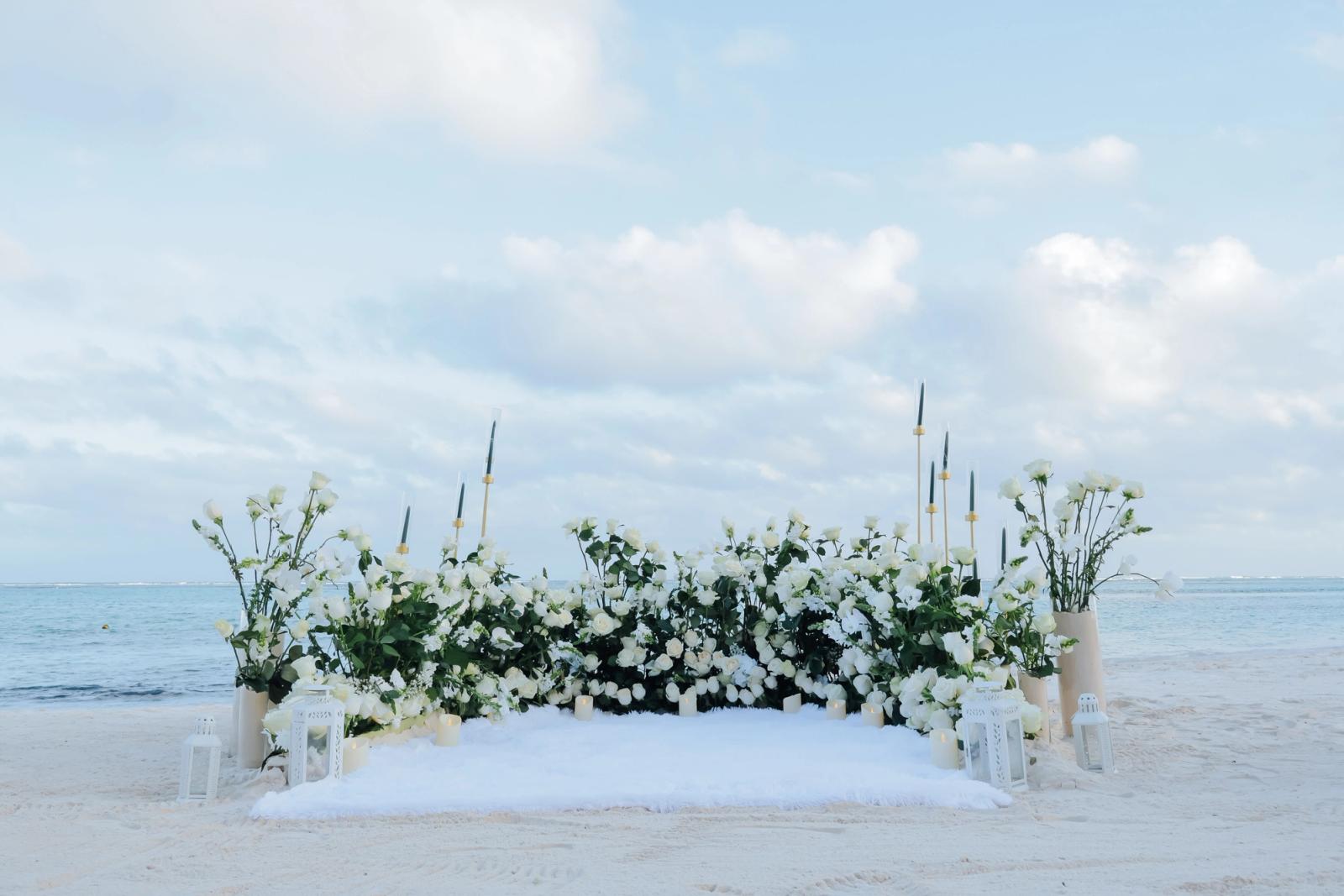 White Serenity: detalhe da montagem 5 em uma praia privativa de Uvero Alto, Punta Cana. White Serenity: detalhe da montagem 5 em uma praia privativa de Uvero Alto, Punta Cana.