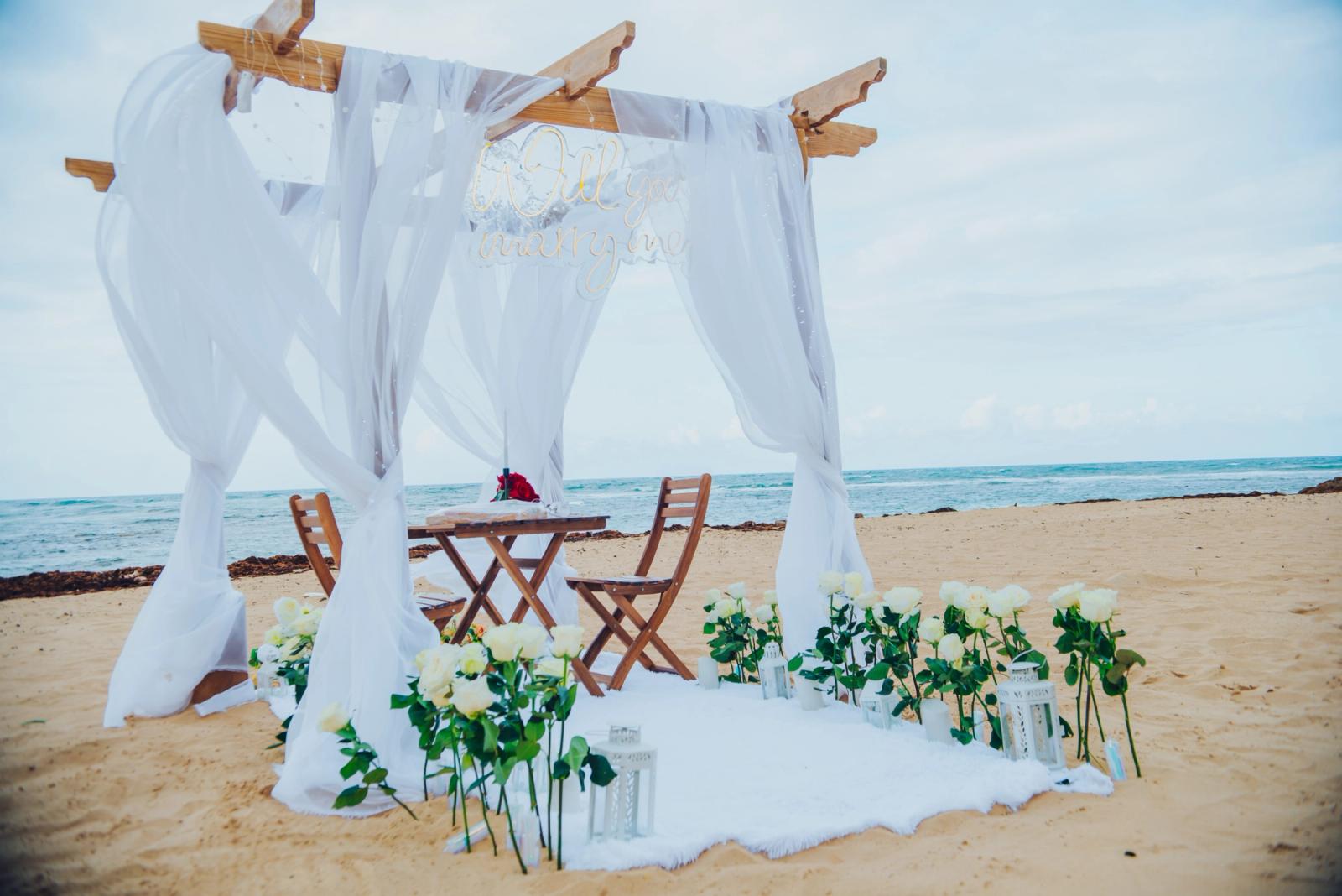 La pareja brinda por su futuro tras una emotiva propuesta: detalle del montaje 6, Uvero Alto, Punta Cana. La pareja brinda por su futuro tras una emotiva propuesta: detalle del montaje 6, Uvero Alto, Punta Cana.