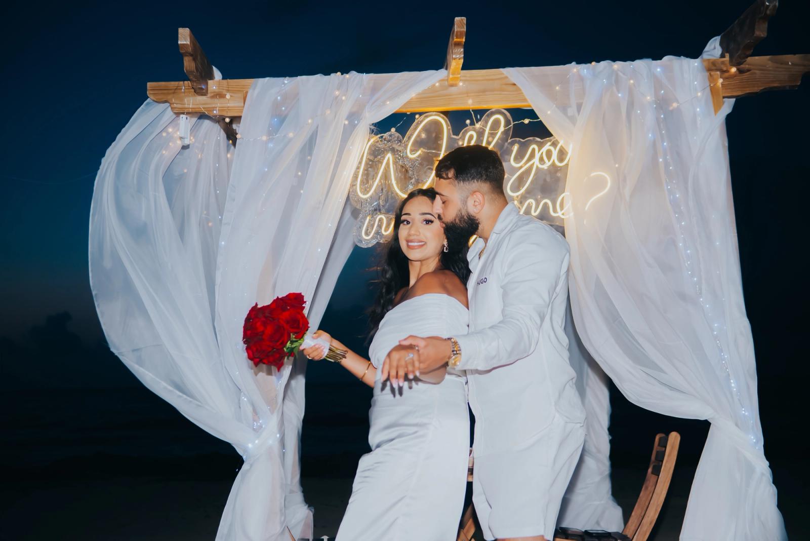 Un romántico "sí" bajo el cielo dorado de Punta Cana: detalle del montaje 11, Uvero Alto, Punta Cana. Un romántico "sí" bajo el cielo dorado de Punta Cana: detalle del montaje 11, Uvero Alto, Punta Cana.