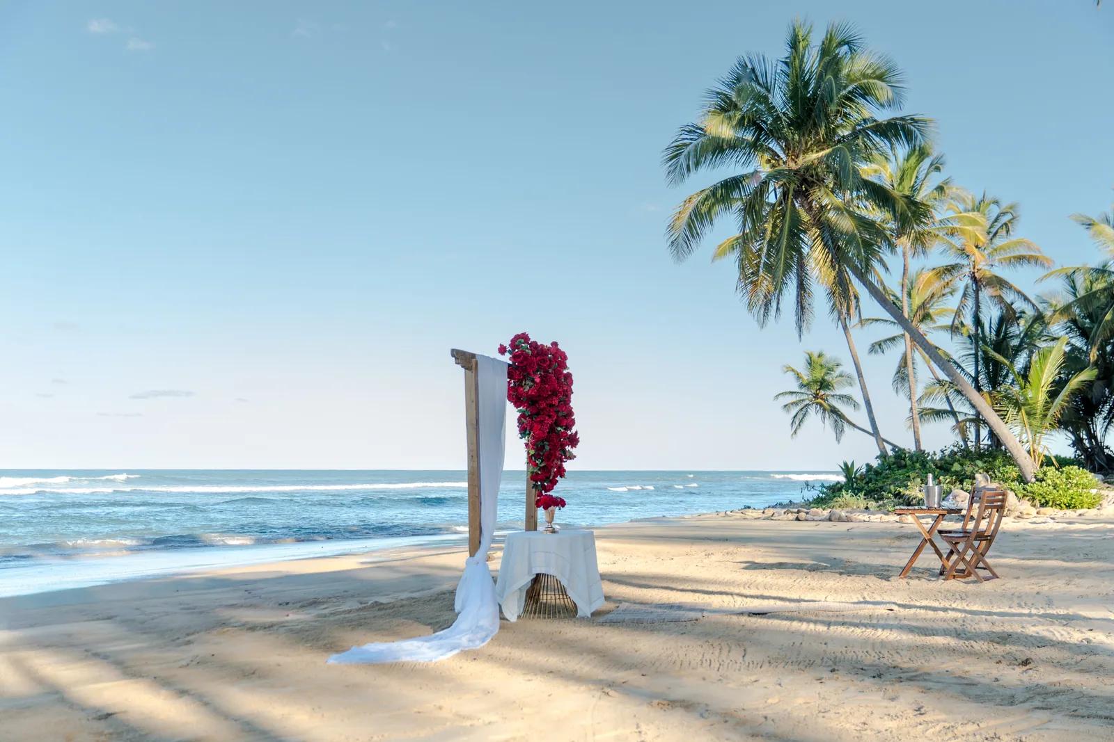 Vœux Cramoisis, décoration d’elopement à Punta Cana par Sertuin Events