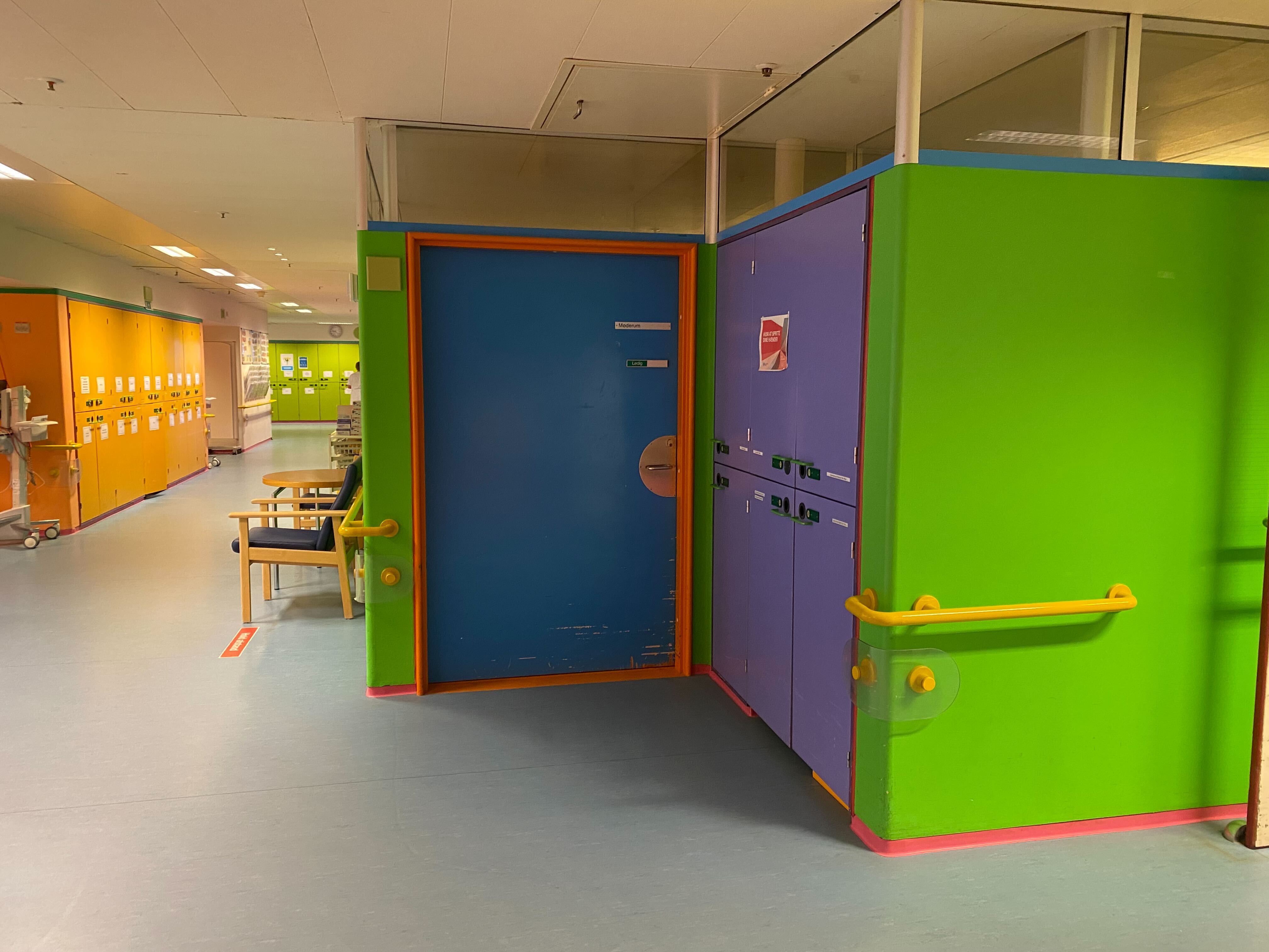Photo from a hallway at Herlev Hospital. Walls, doors and closets are in bright distinct colors. Color design by Paul Gernes.