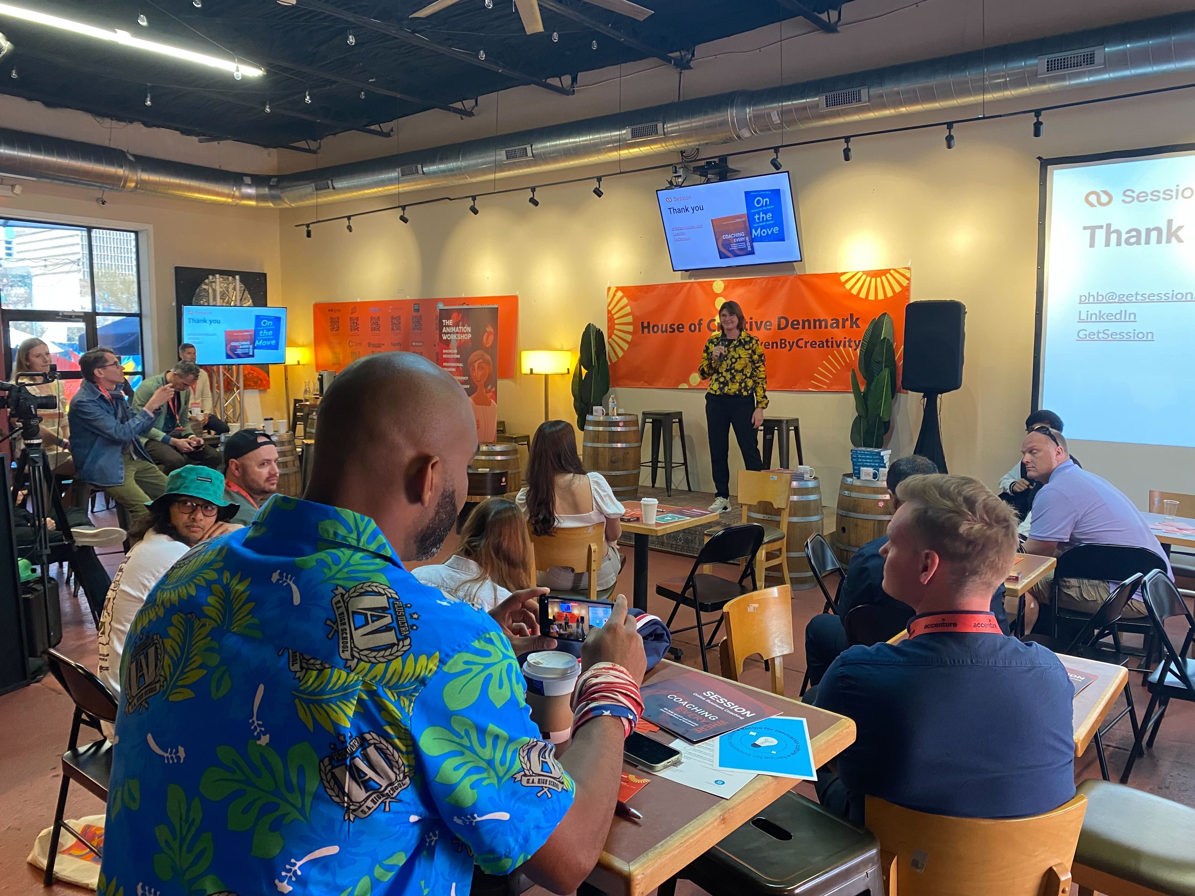 Billede af Pernille Brun, der står på scenen under SXSW-festivallen.