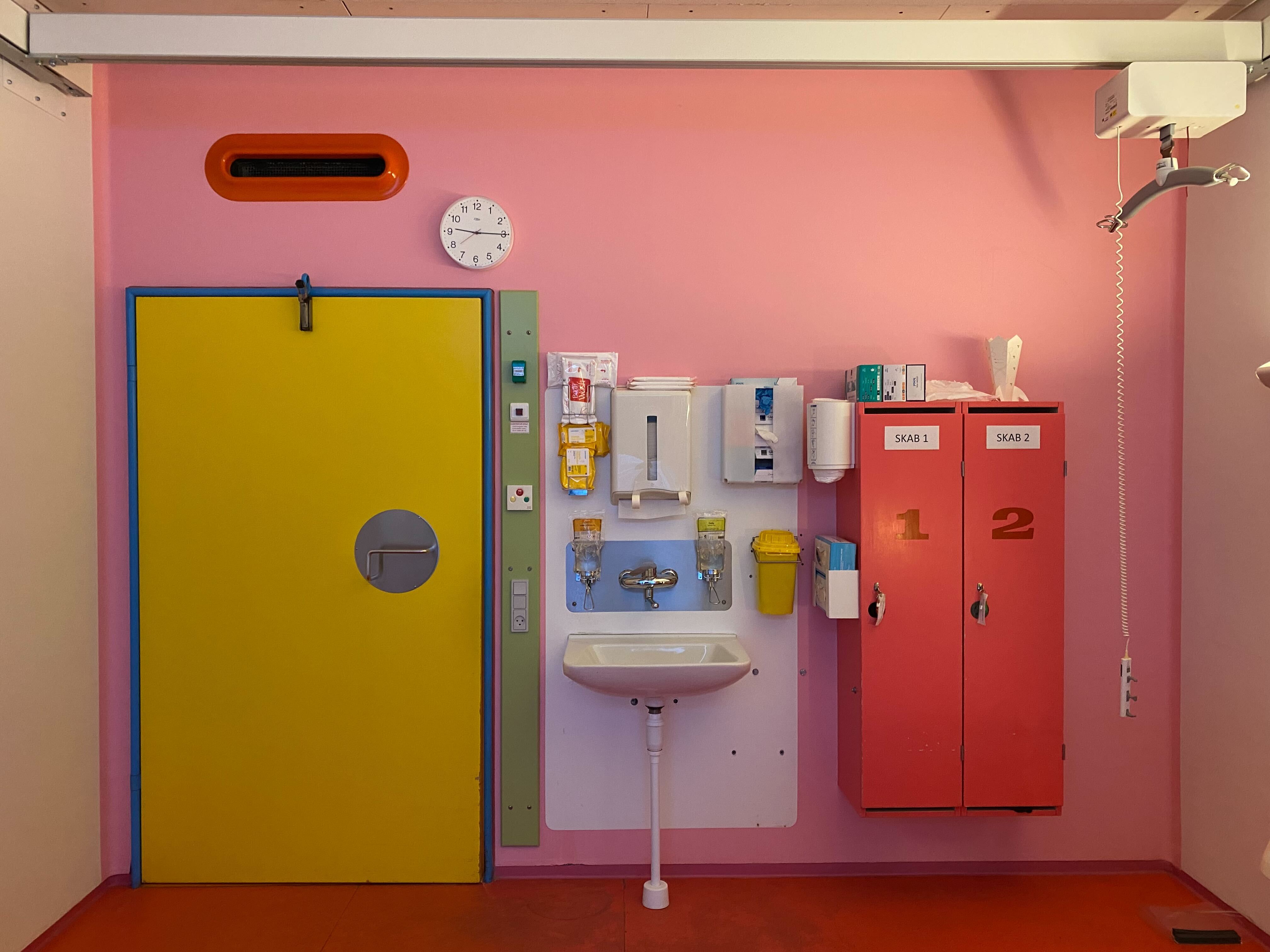 A photo of a room at a hospital with bright colors. The art and colors at Herlev hospital was designed by the Danish artist Poul Gernes.