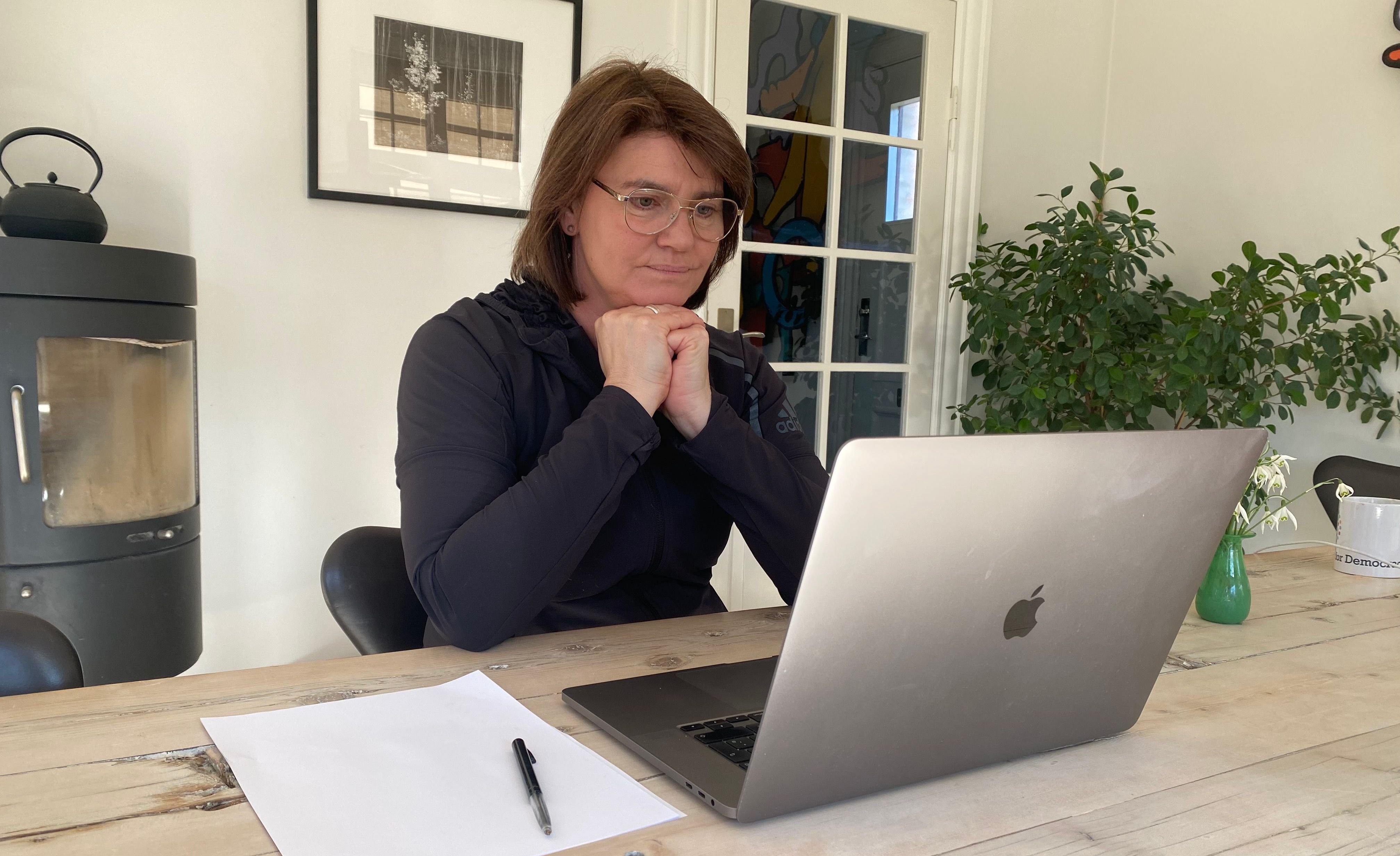 Billede af Pernille Hippe Brun, Sessions Founder & CEO, der har en afklaringssamtale med en potentiel kunde