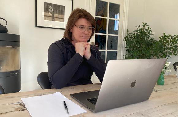 Billede af Pernille Hippe Brun, Sessions Founder & CEO, der har en afklaringssamtale med en potentiel kunde