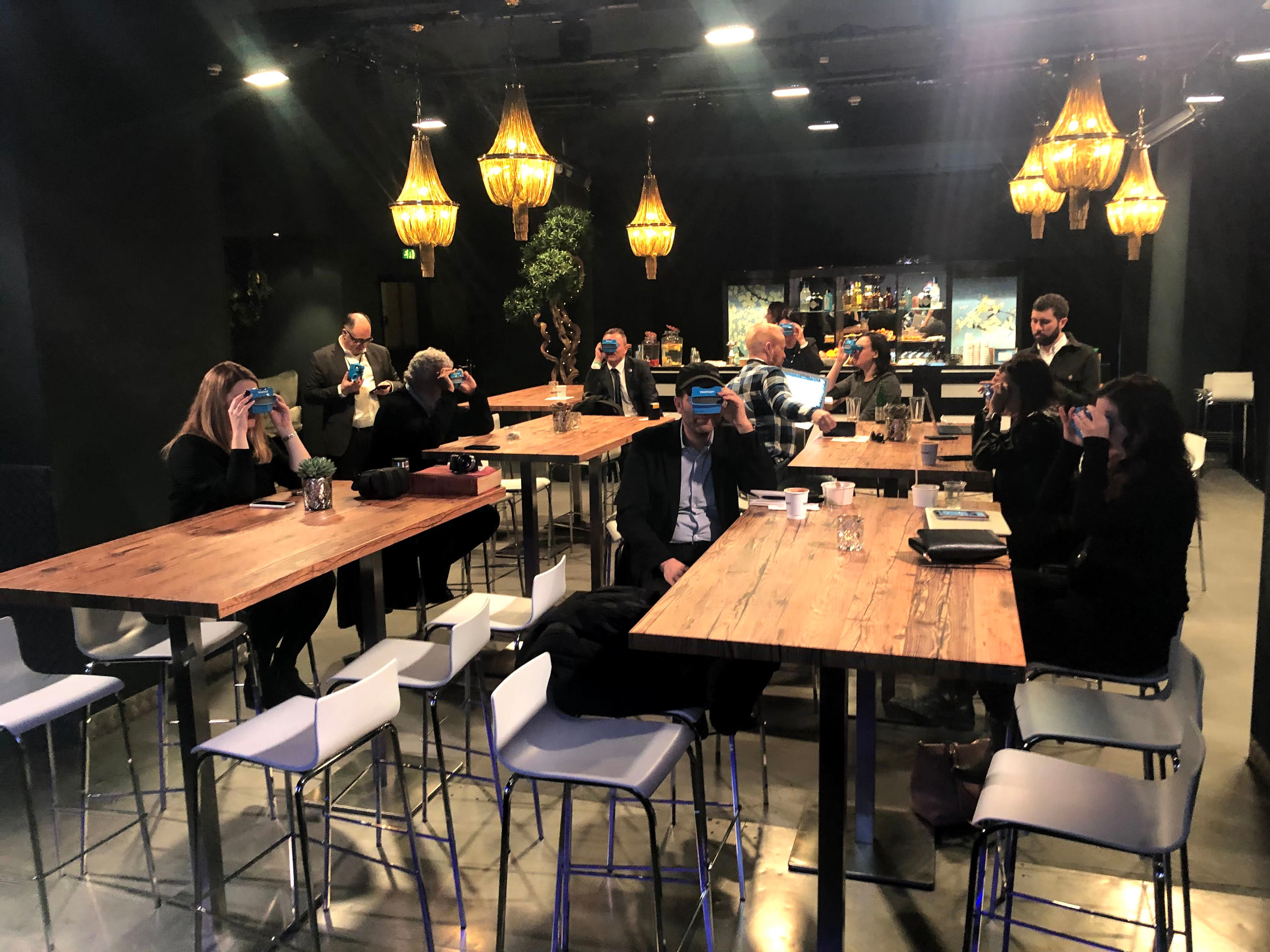 En gruppe forretningsfolk der ser ind i en retro 3D foto kassette.