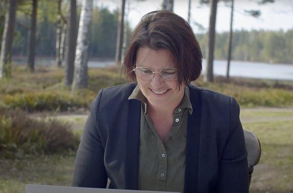 Pernille Brun, Sessions grundlægger og CEO, der sidder foran en computer og har en online coachingsession