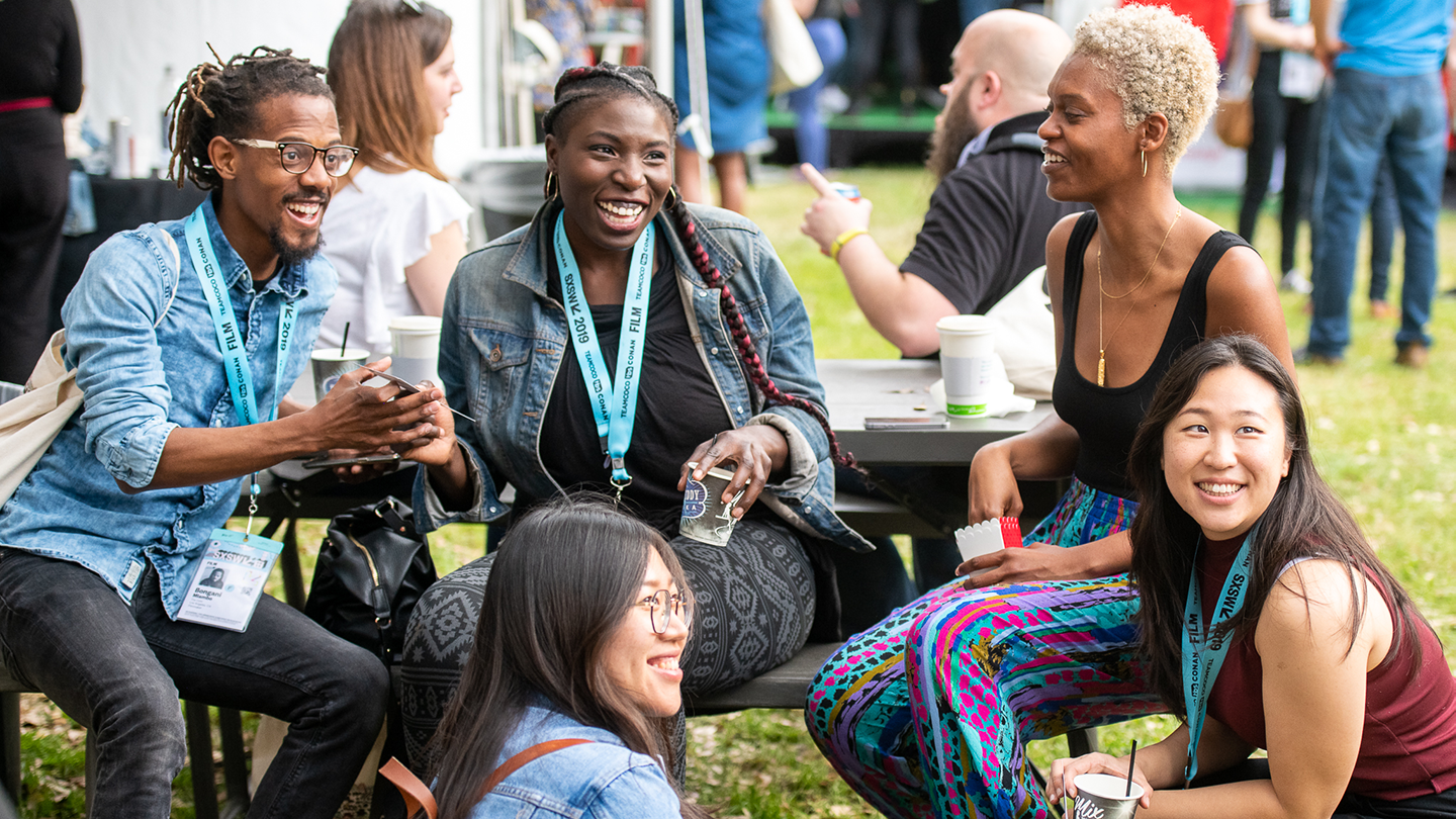 Billede af deltagere under SXSW-festivallen. God stemning og smil.