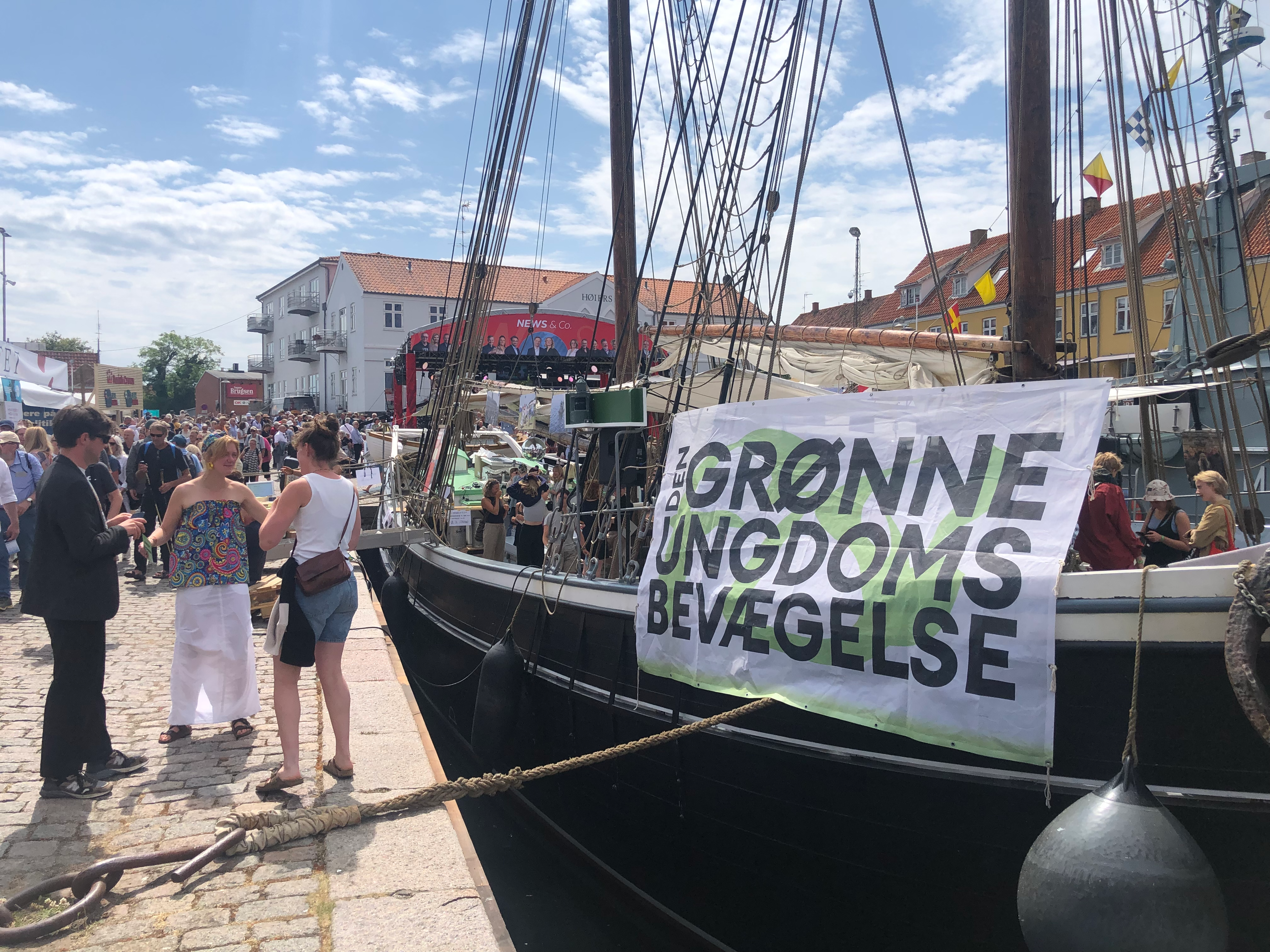 Billede fra Folkemødet 2023. Skib med banner fra Den Grønne Ungdomsbevægelse.