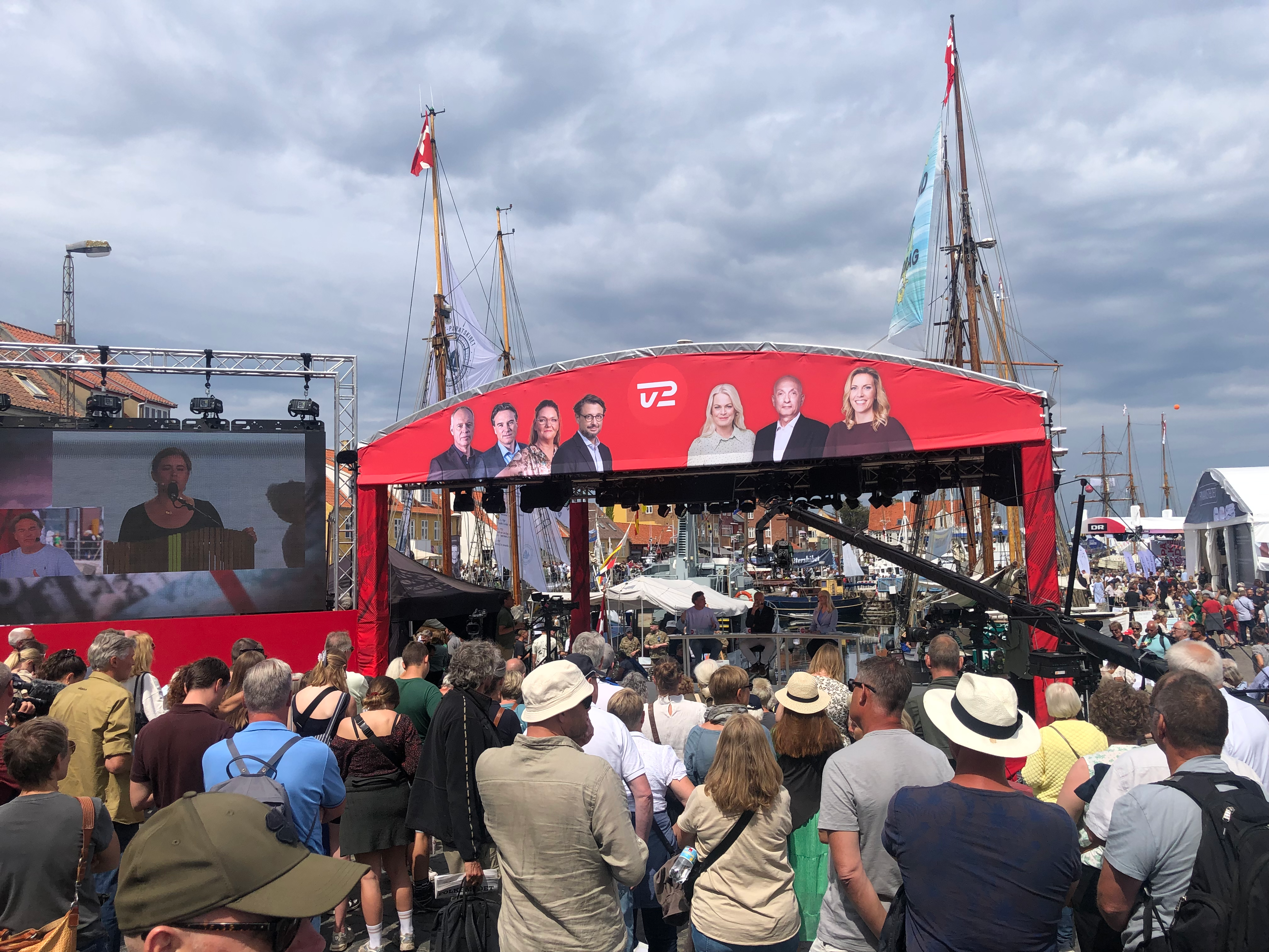 Billede fra TV2's scene under Folkemødet 2023 i Allinge havn på Bornholm.