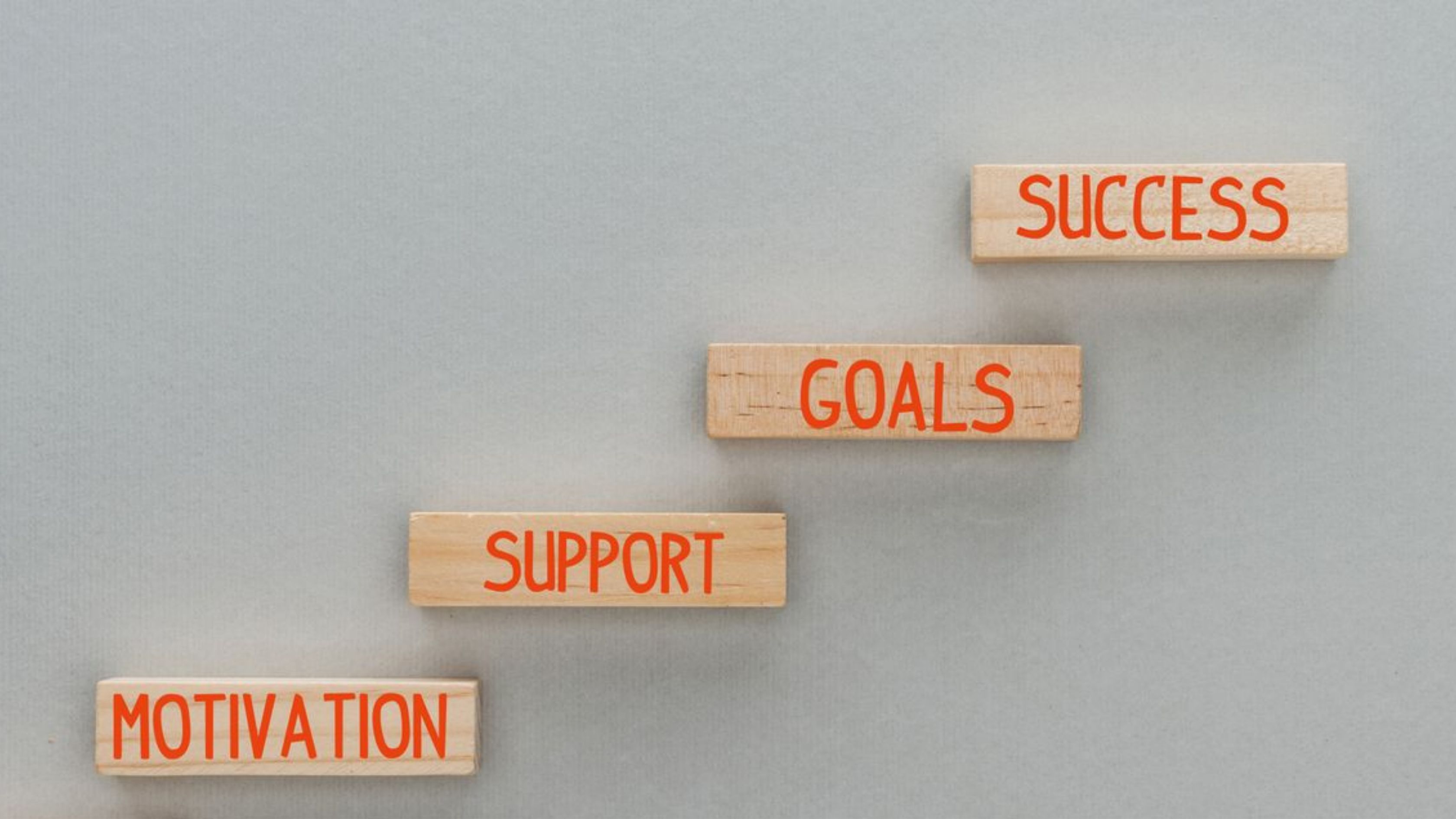 Stepenice sa natpisima: motivacija, podrška, ciljevi i uspjeh