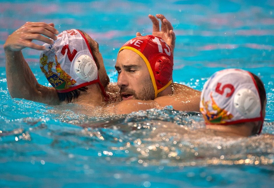 Vaterpolista Miloš Šćepanović u bazenu sa saigračima u zagrljaju