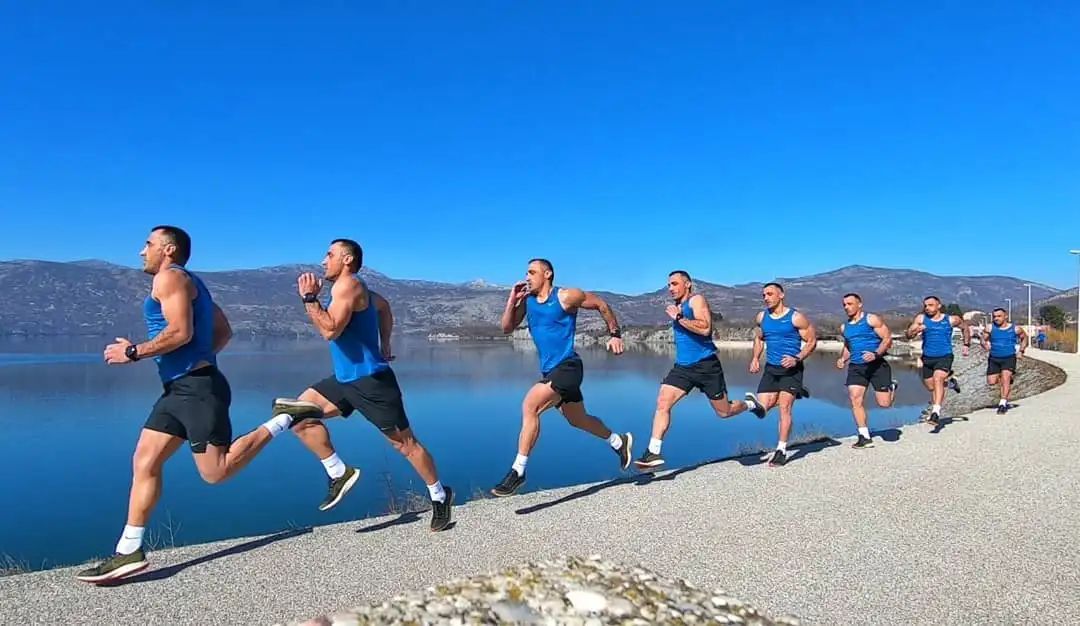 Grupa sportista trci šetalištem jezera Krupac u Nikšiću