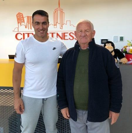 Igor Ognjenović sa drugim čovjekom ispred pulta teretane City Fitness