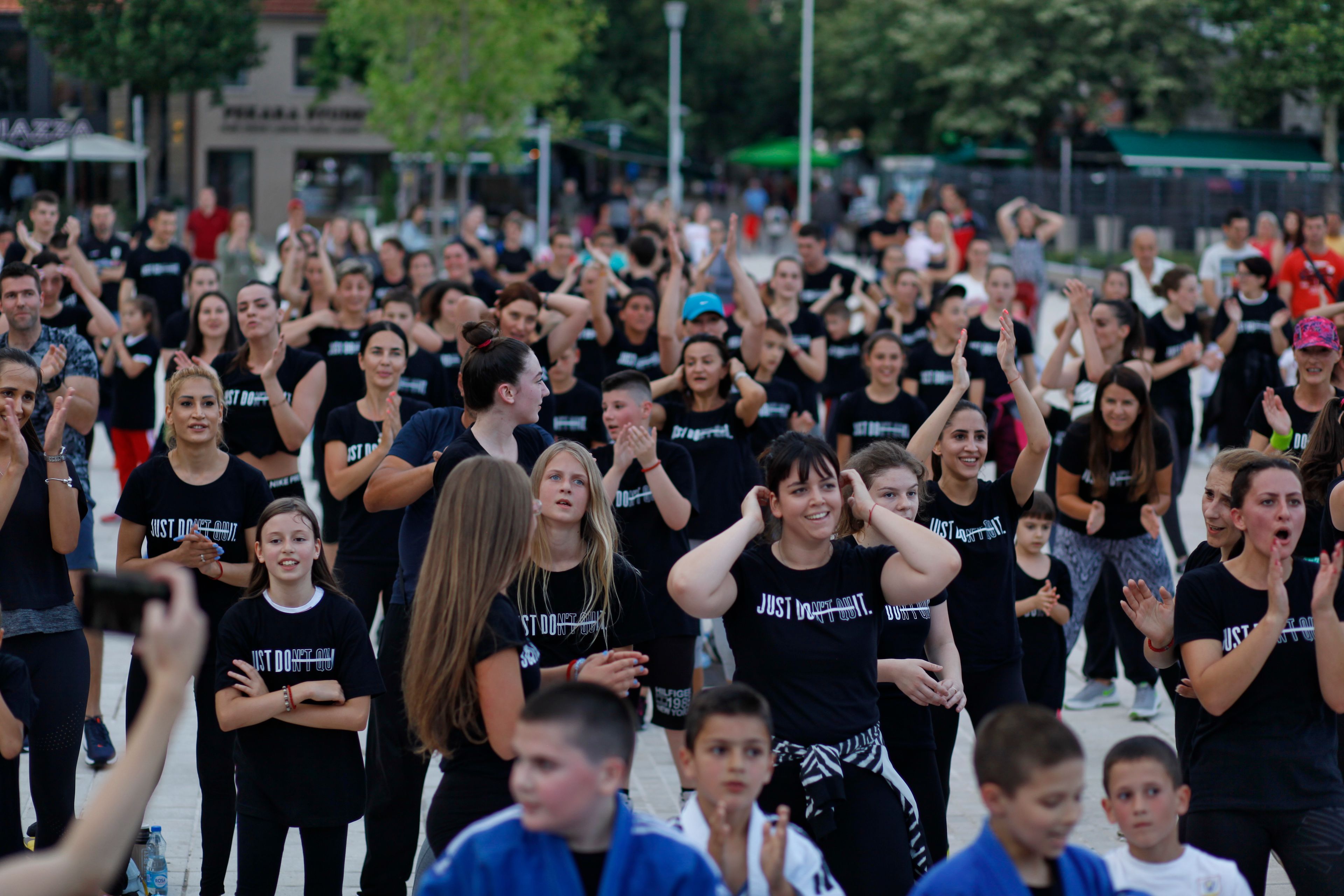 Grupa mladih ljudi koji su se okupili na nikšićkom trgu, nose crne majice na kojima piše "Just do it"