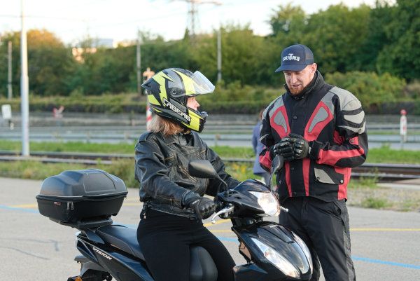 Teorie jízdy na skútru — instruktor předává rady