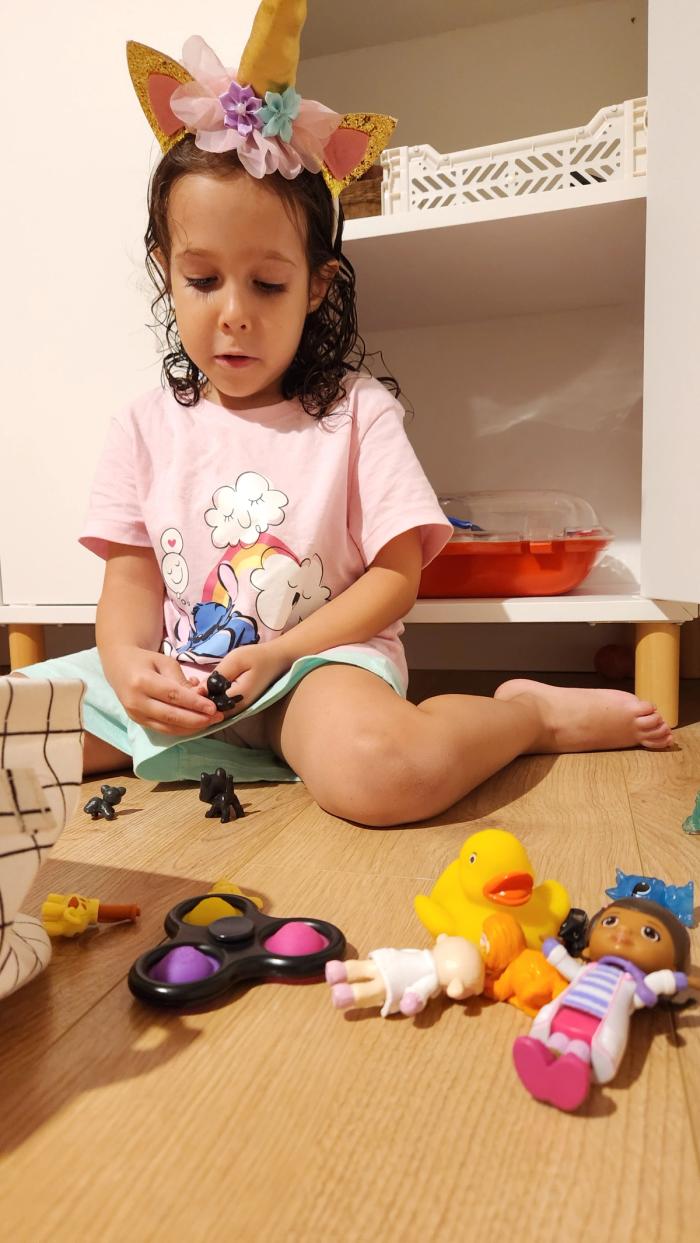 דניאל משחקת עם בובות