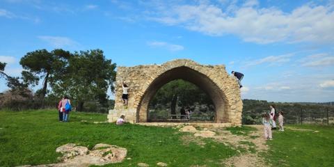 רמת הנדיב היא הרבה מעבר לגנים: מסלולים, נקבת מים וספוט מושלם לפיקניק.