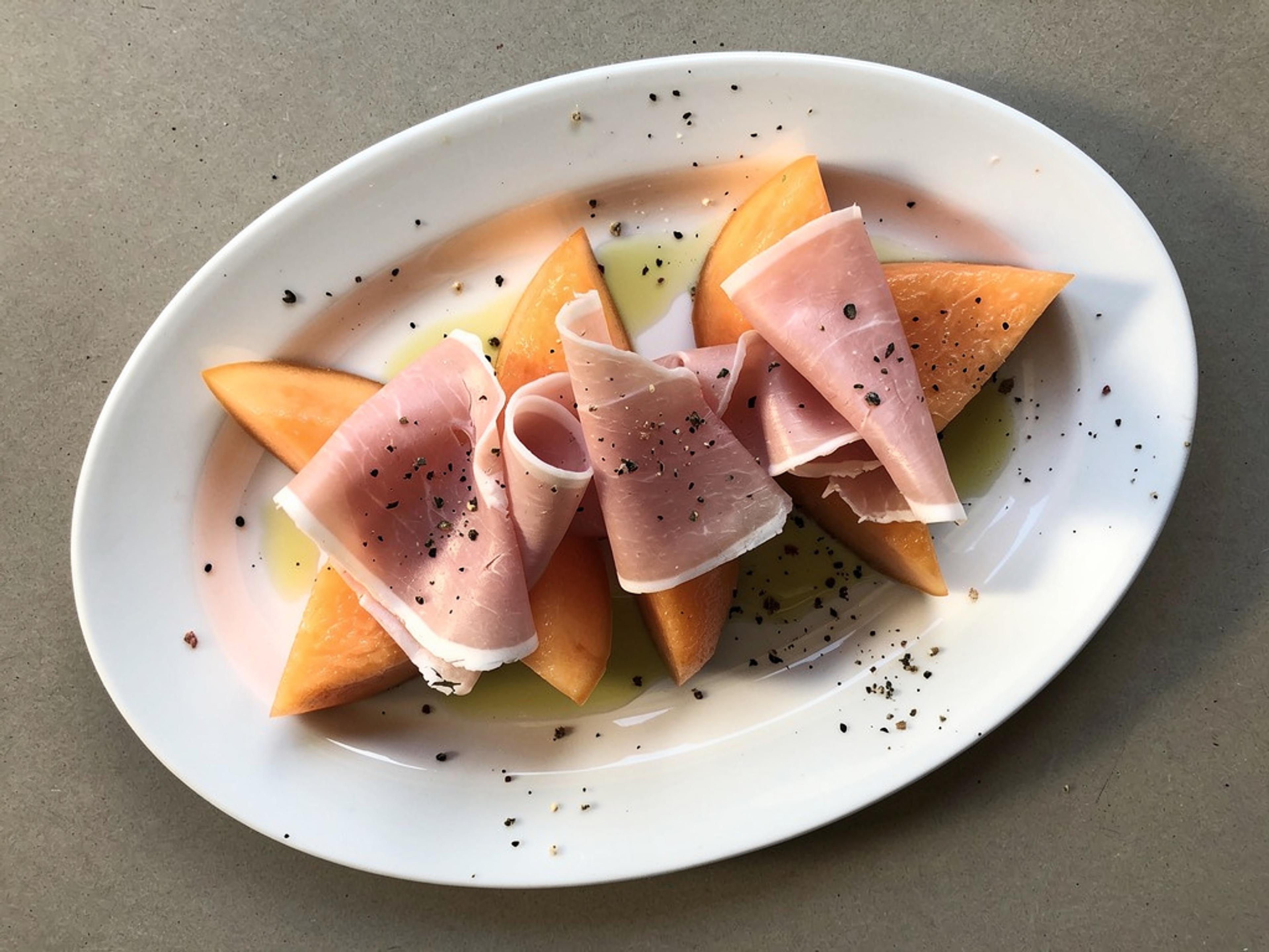 Melon med skinke anrettet på et fad