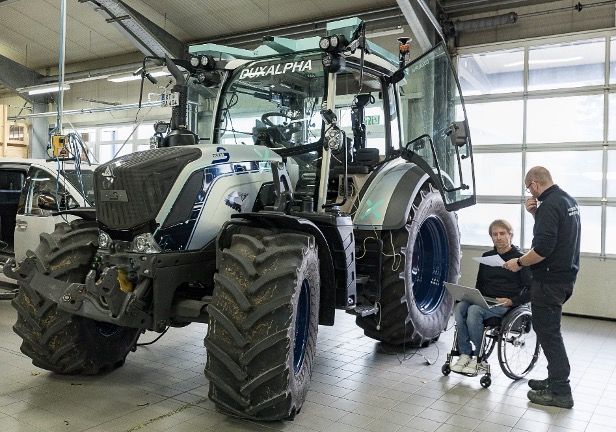 Teleoperation in der Landwirtschaft: MIRA, Rheinmetall und Arnold NextG präsentieren fernsteuerbaren Traktor