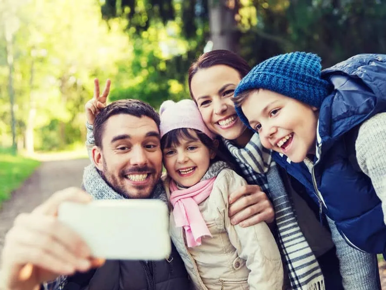 familia de ferias a tirar uma selfie