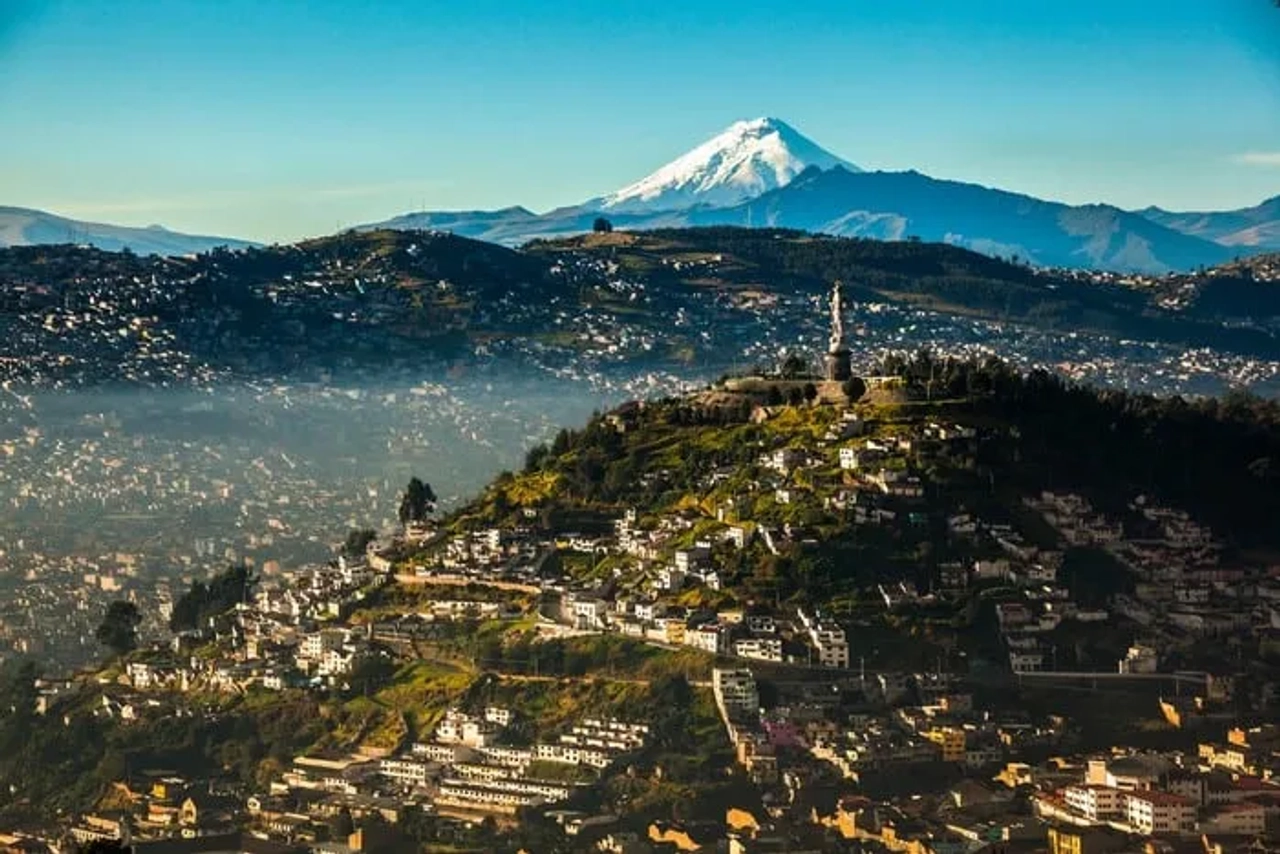 Vista de Quito com o vulcão Cotopaxi ao fundo no Equador