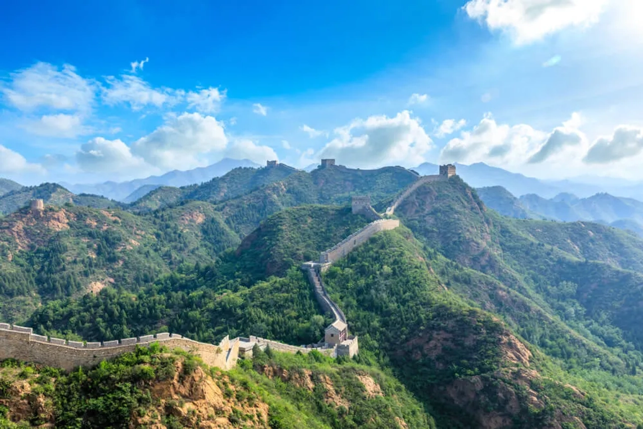 grande muralha chinesa a serpentear pelas montanhas