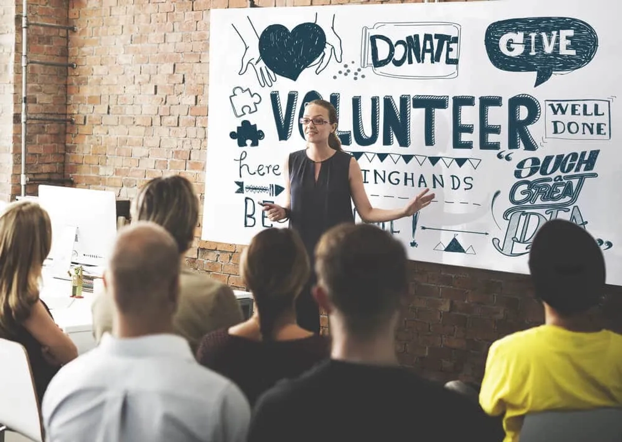 jovem explica voluntariado a outros jovens