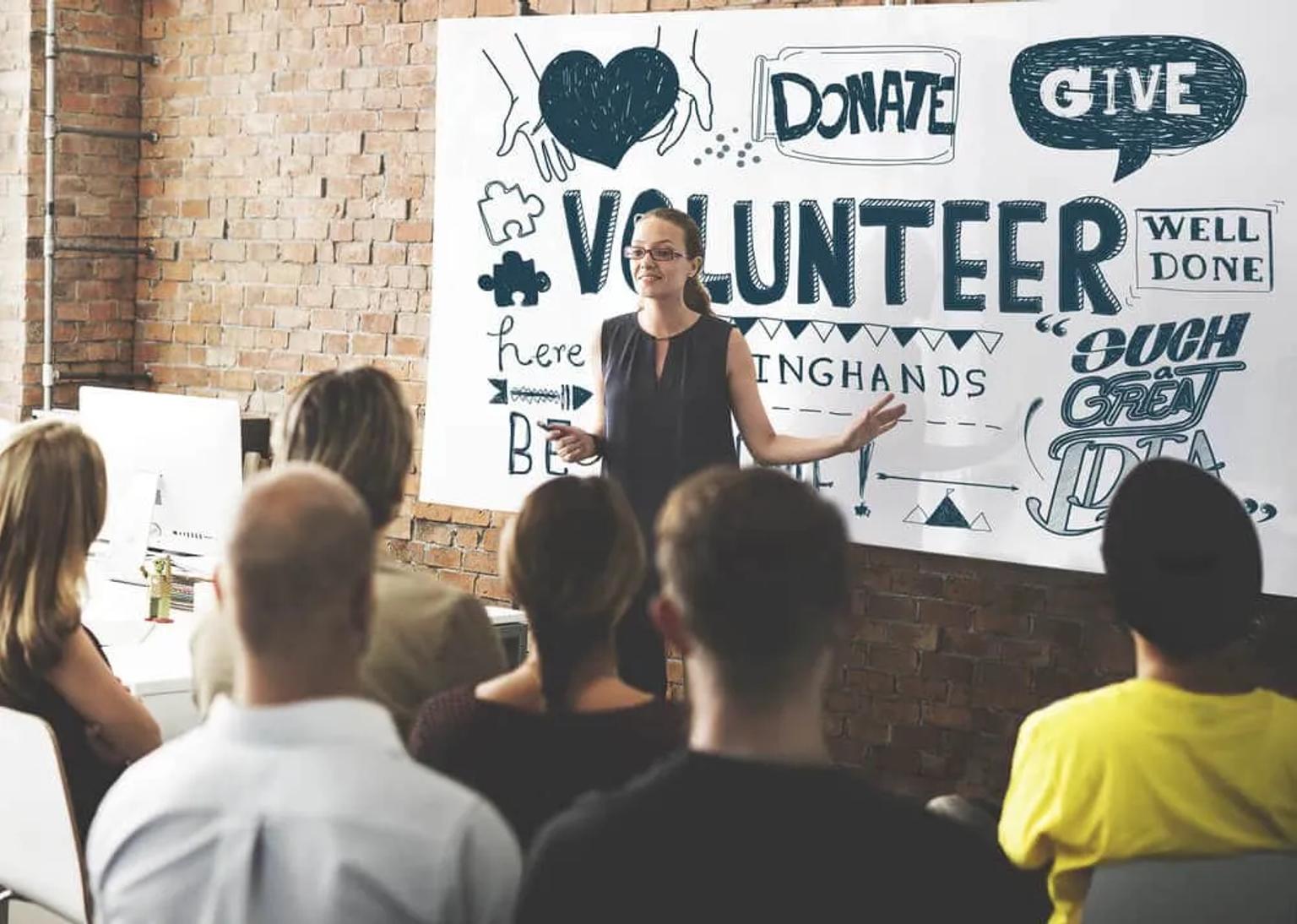 jovem explica voluntariado a outros jovens