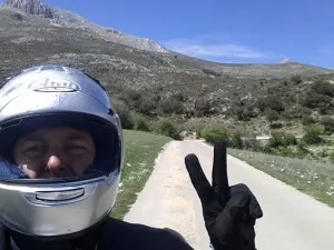 "Banner promocional de IATI para seguro de viaje en moto."