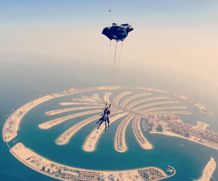 Paracaidismo sobre la isla Palm Jumeirah en Dubái, vista aérea impresionante.