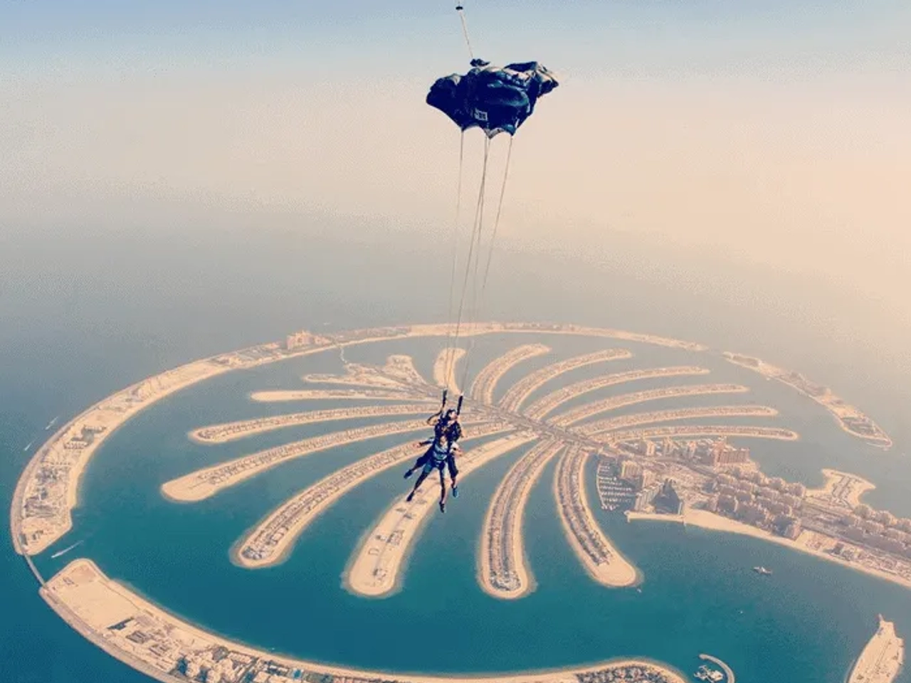 Paracaidismo sobre la isla Palm Jumeirah en Dubái, vista aérea impresionante.