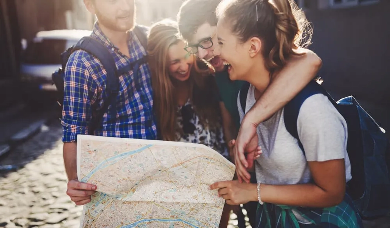 amigos de viagem seguram um mapa
