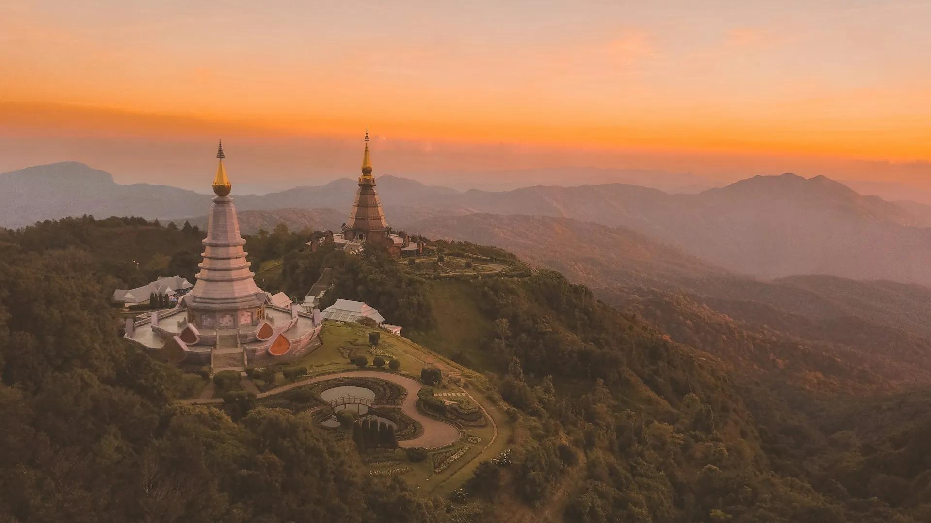 Vista aerea di un tempio bianco a Doi Inthanon, Ban Luang, in Thailandia