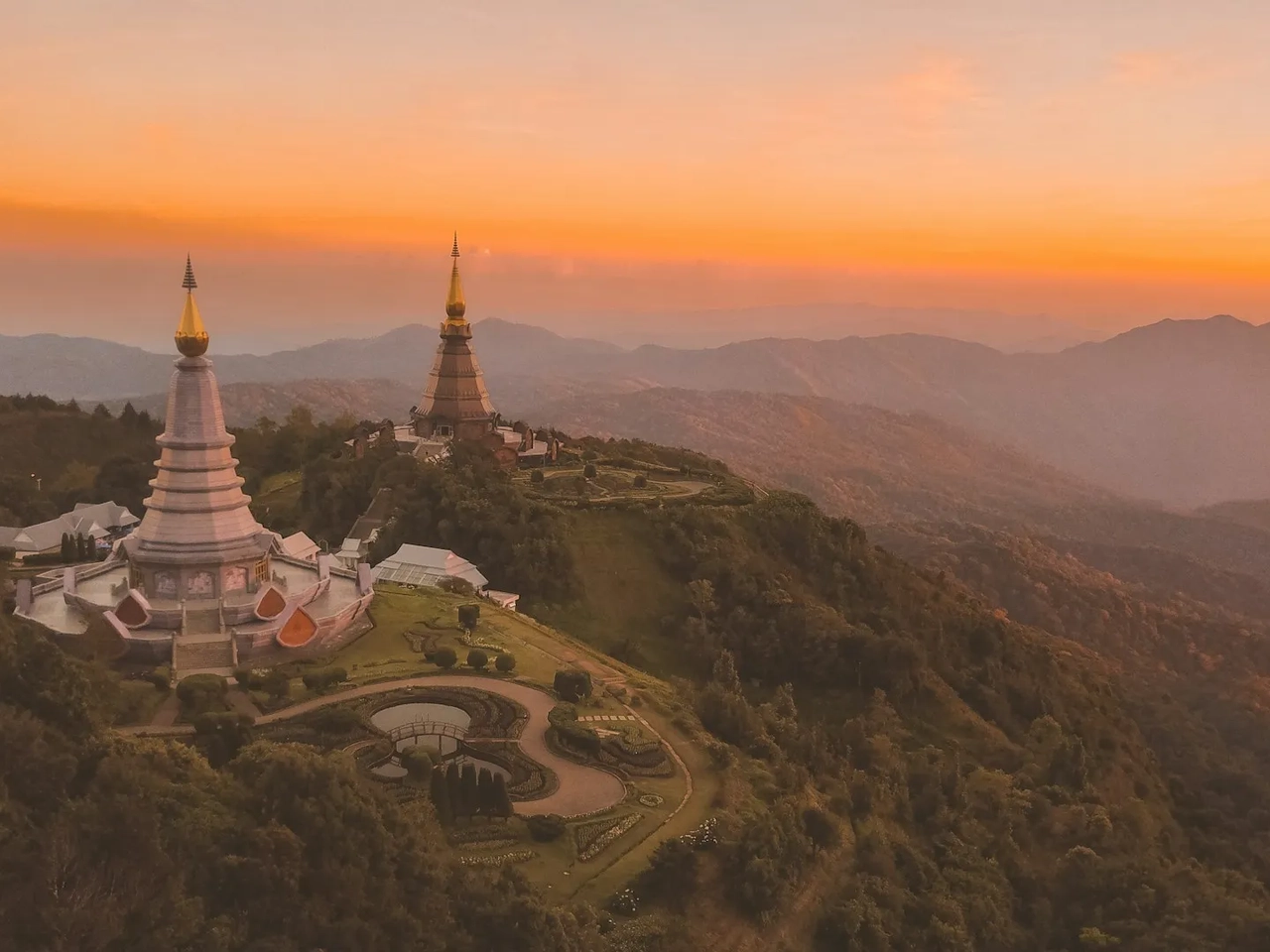 Vista aerea di un tempio bianco a Doi Inthanon, Ban Luang, in Thailandia