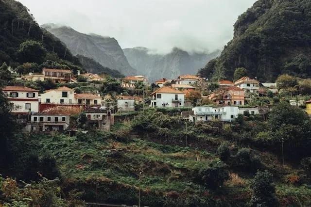 aldeia na madeira com casas numa encosta com nevoeiro