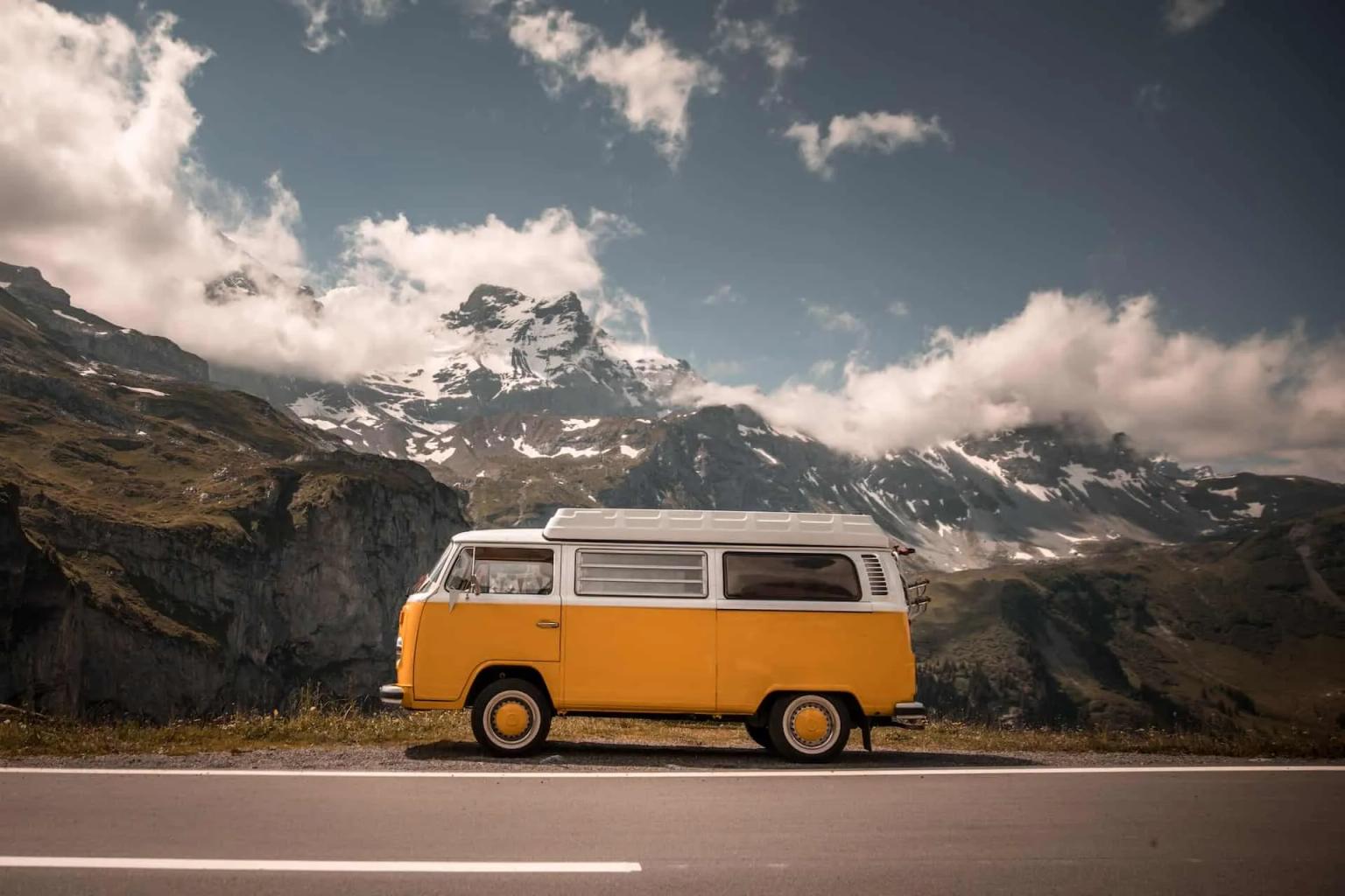 autocaravana laranja e branca na estrada