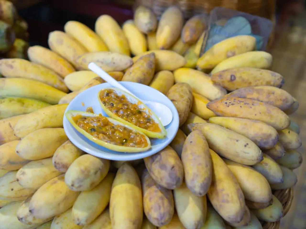 monte de curuba empilhadas e fruta aberta em cima de um prato