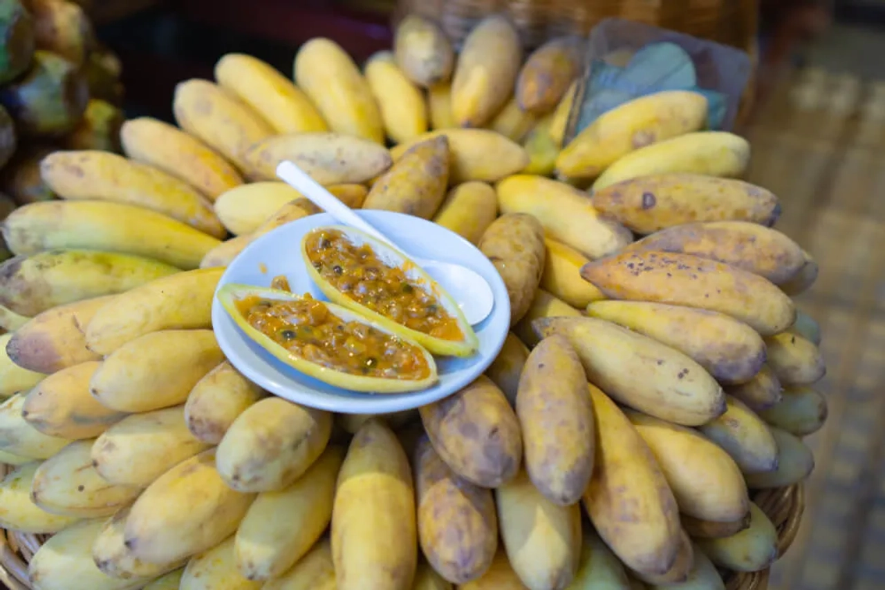 monte de curuba empilhadas e fruta aberta em cima de um prato