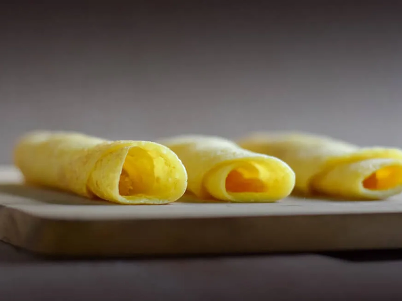 prato com tres panquecas de coco doce