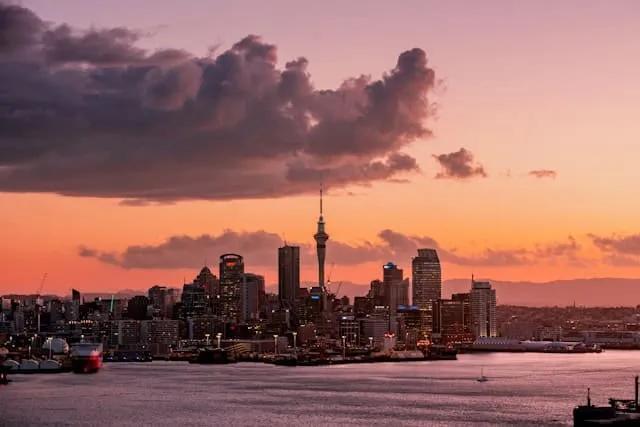 vista da cidade de Auckland na Nova Zelandia ao por do sol