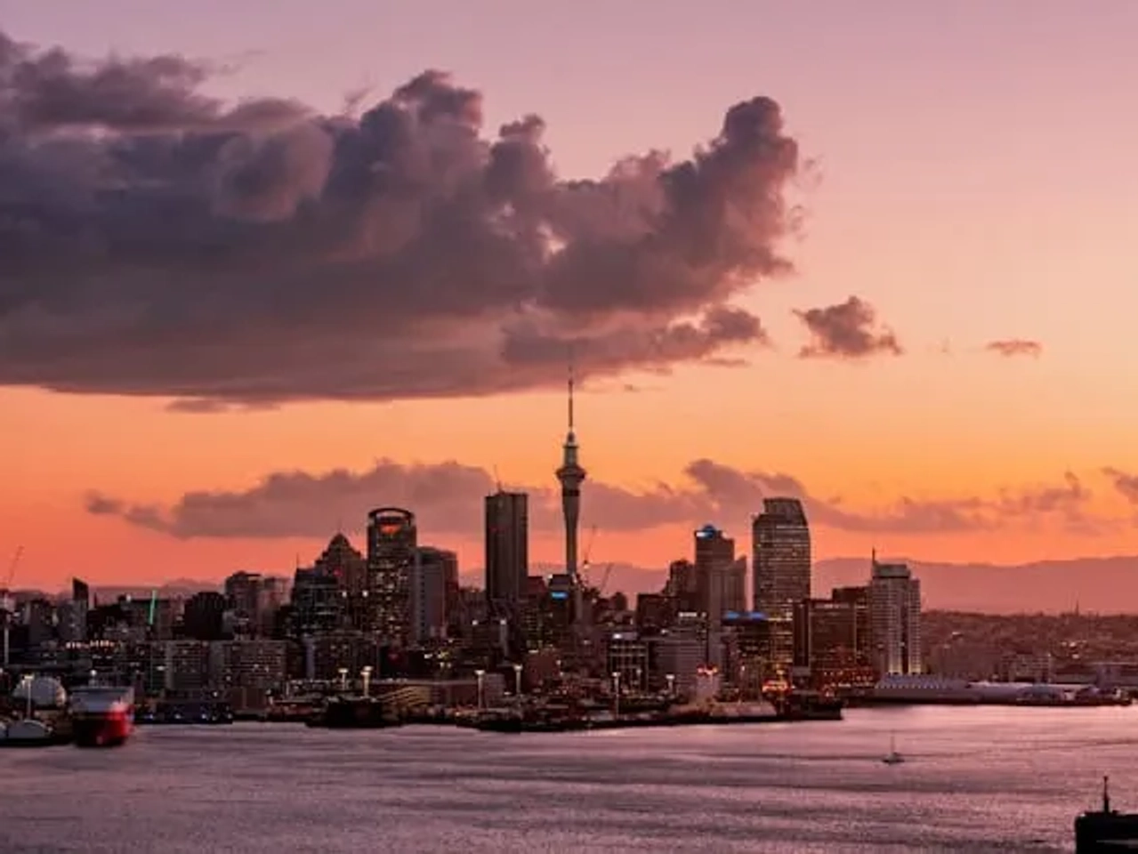 vista da cidade de Auckland na Nova Zelandia ao por do sol