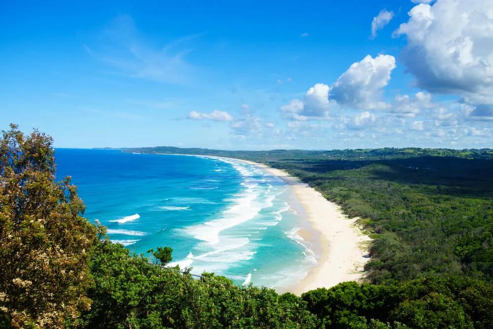 mar, areal e floresta da praia de tallow em byron bay