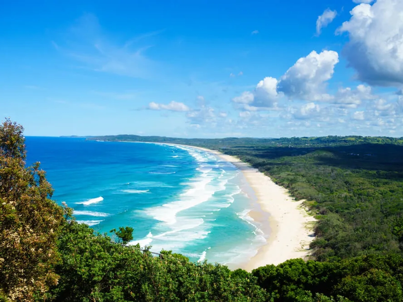 mar, areal e floresta da praia de tallow em byron bay