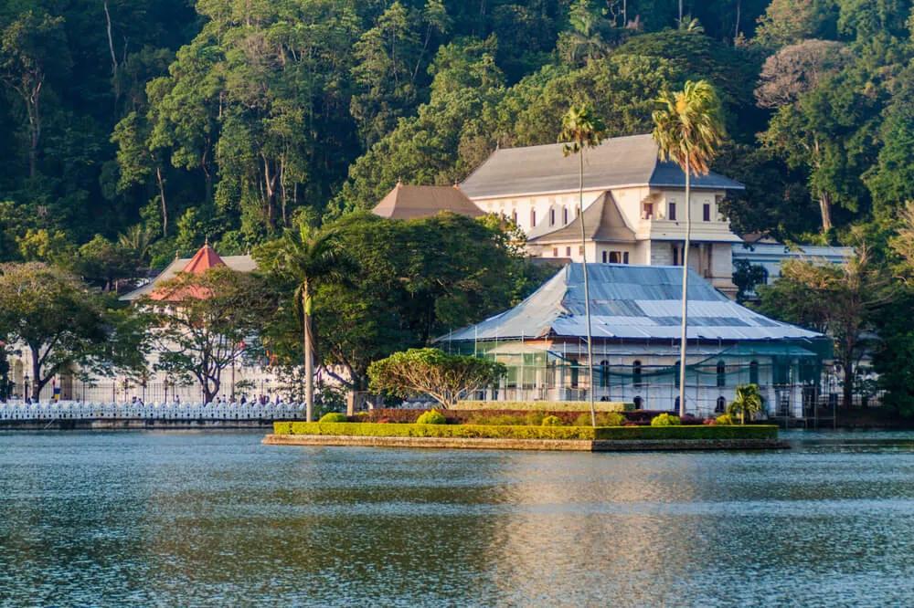 casas nas margens do lago bogambara, na zona de kandy