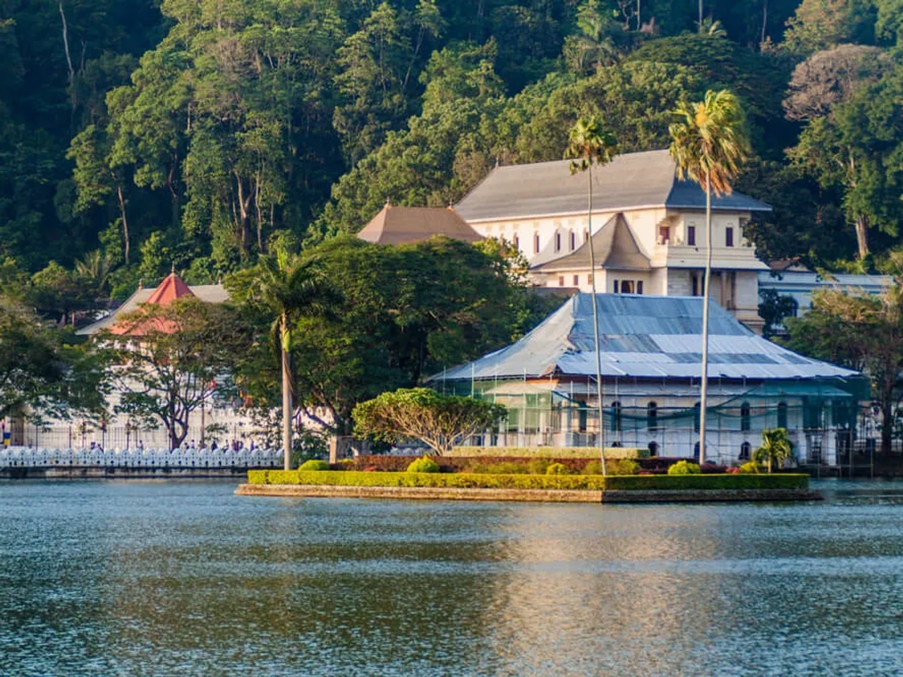 casas nas margens do lago bogambara, na zona de kandy