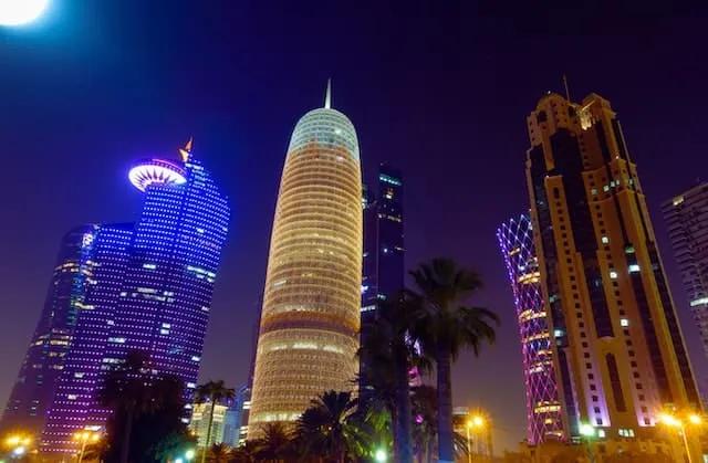 arranha-céus durante a noite em Doha no Catar
