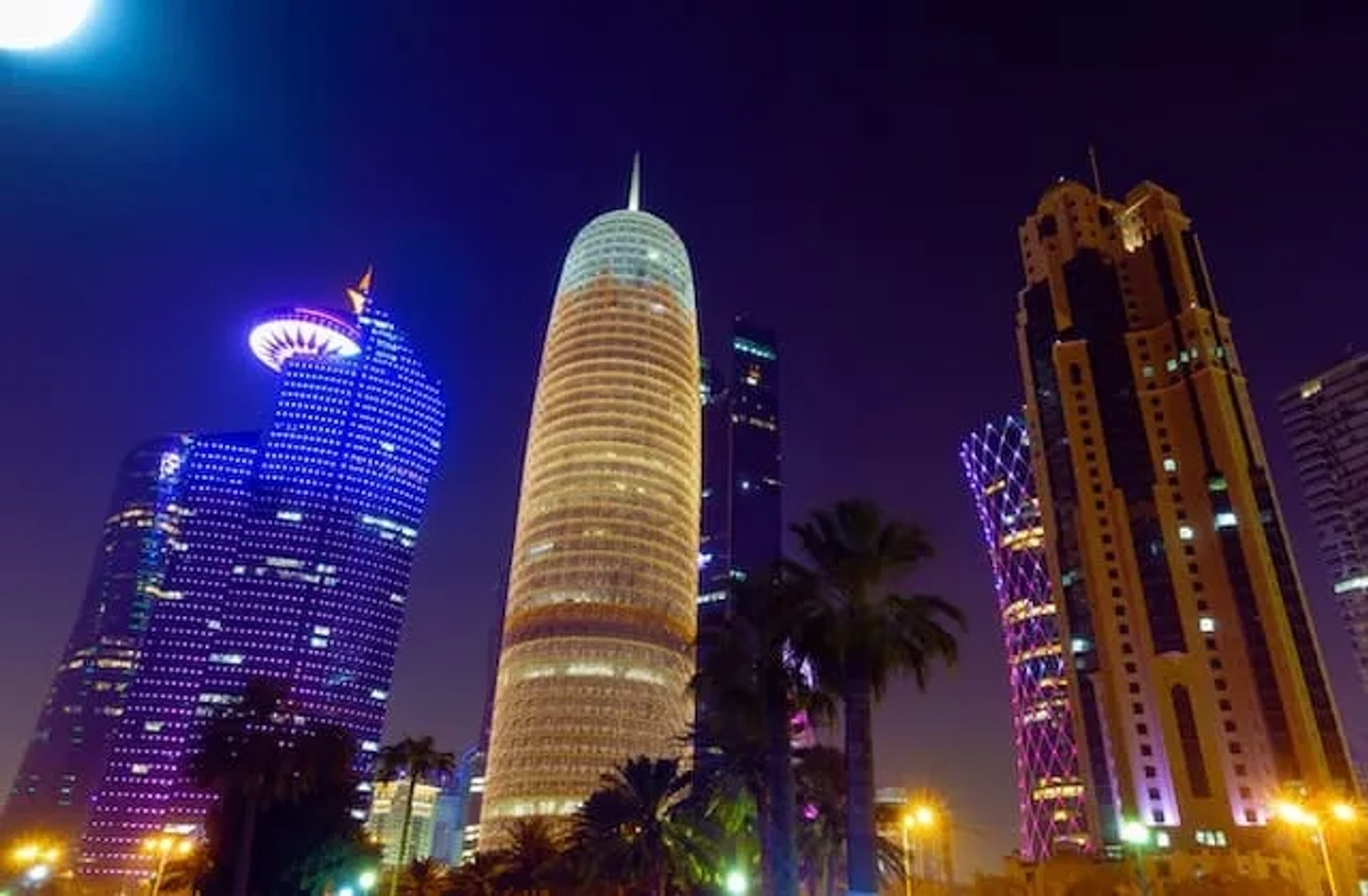 arranha-céus durante a noite em Doha no Catar